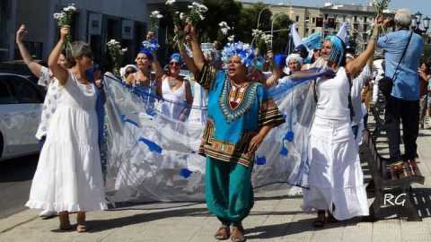 Bari, sul lungomare la festa brasiliana dell'Arrasto de Yemanj
